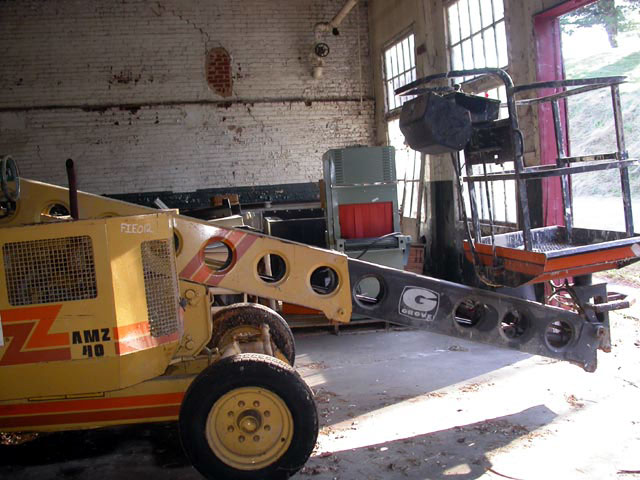 grove manlift angle view