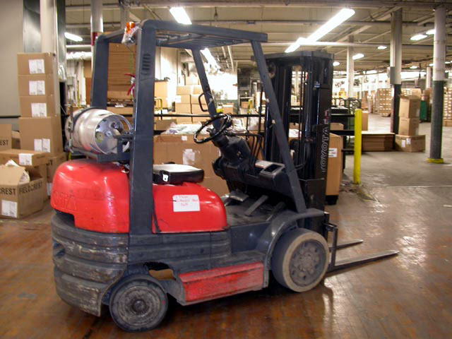toyota forklift close up (1)